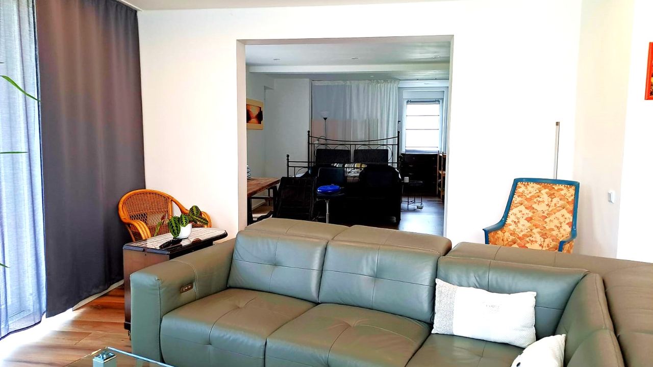 Sitzecke im Wohnzimmer - Im Hintergrund das Schlafzimmer Sitzecke im Wohnzimmer - Im Hintergrund das Schlafzimmer